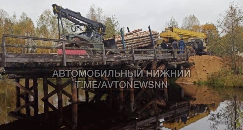 Грузовик вез бревна по мосту в Нижегородской области, когда произошло обрушение
