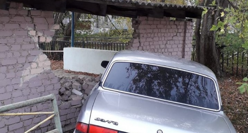 18-летний житель Выксы на "Волге" влетел на территорию детского сада