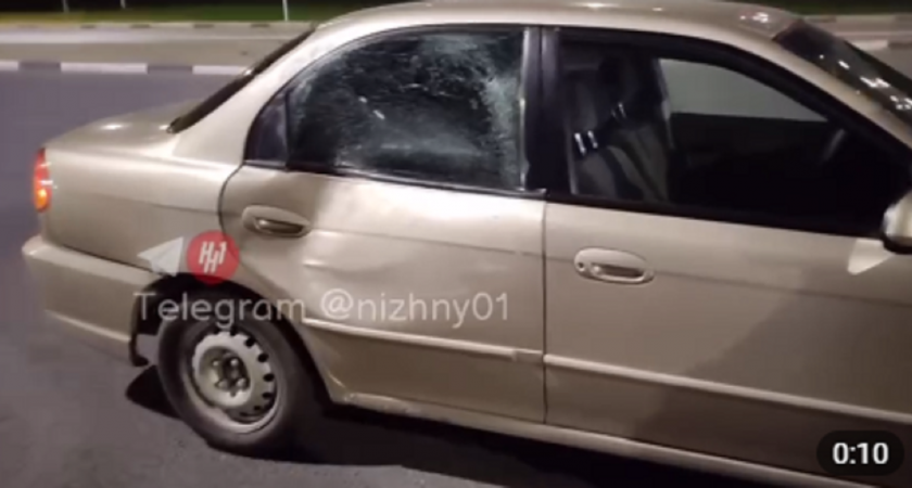 В Нижнем Новгороде скатившийся со склона шар-светильник врезался в машину 