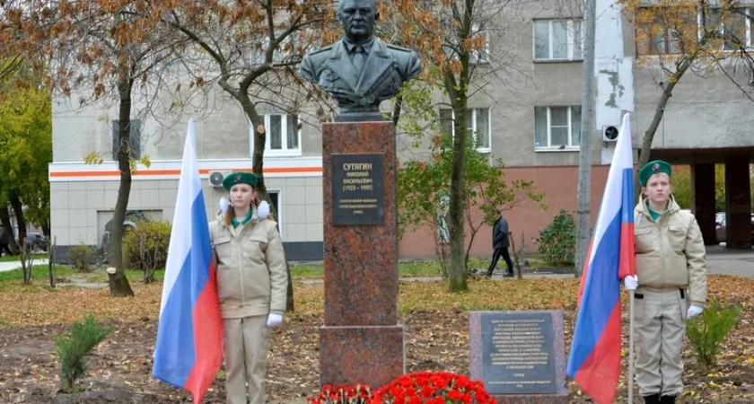 Фото к статье: В честь летчика-земляка в Нижнем Новгороде установили памятник