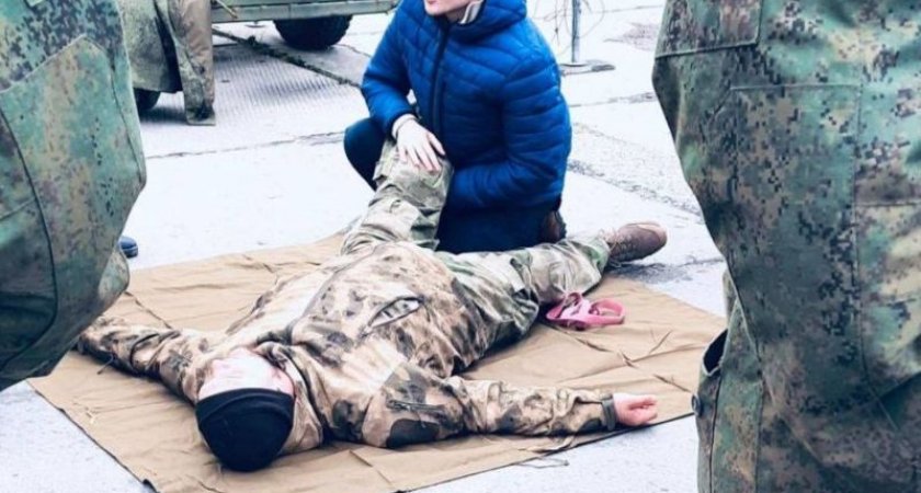 Студенты медколледжа научили мобилизованных в Мулино оказывать первую помощь