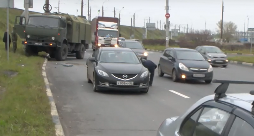 В Нижнем Новгороде произошла авария с участием военного грузовика