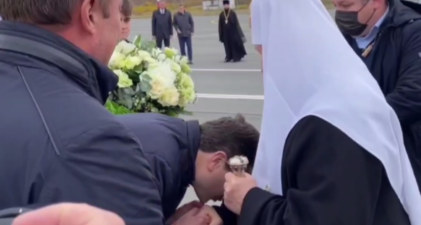 Никитин поцеловал руку патриарху Кириллу и подарил букет белых роз