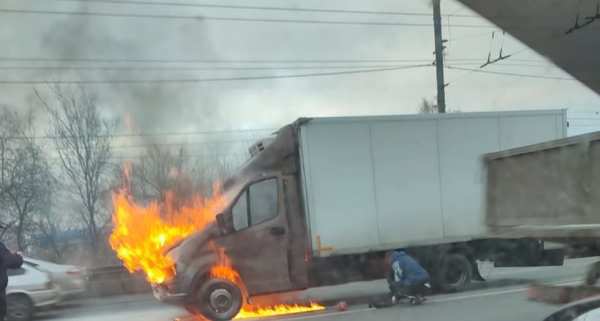 На оживленной трассе в Нижнем Новгороде загорелась ГАЗель