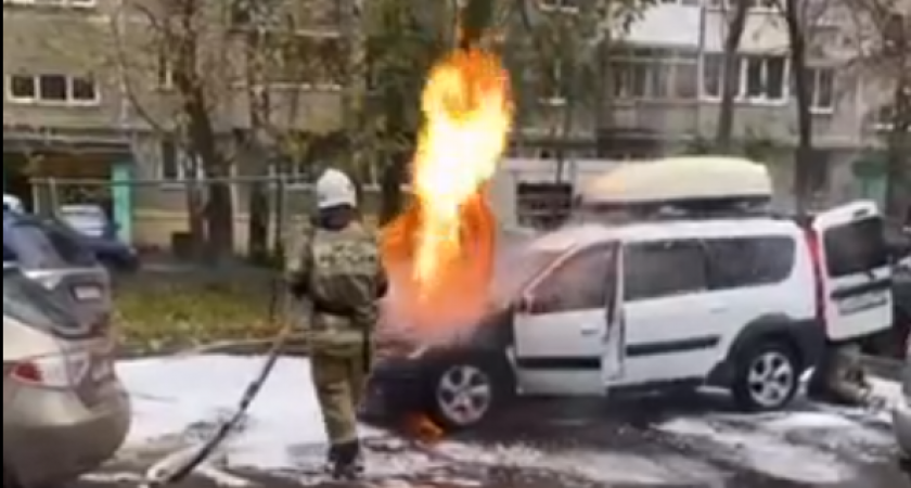 В Сормово на парковке возле дома загорелась машина