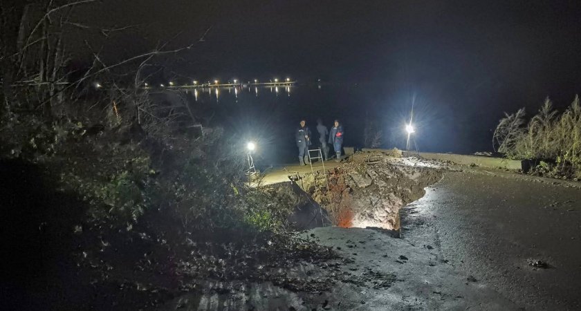 В Павлово обвалилась новая дорога на набережной