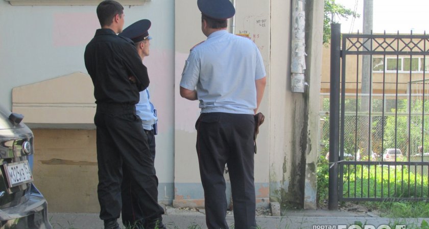 В Дзержинске задержали водителя фуры, который предложил полицейскому иностранную валюту