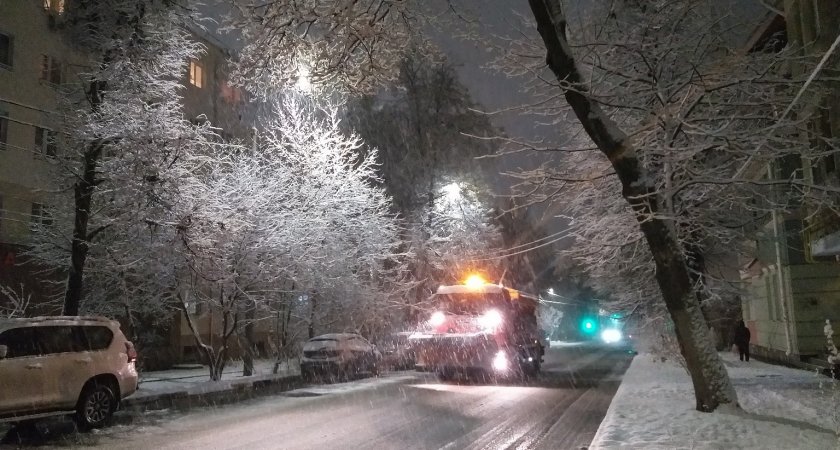 На улицы Нижнего Новгорода выводят спецтехнику для уборки снега
