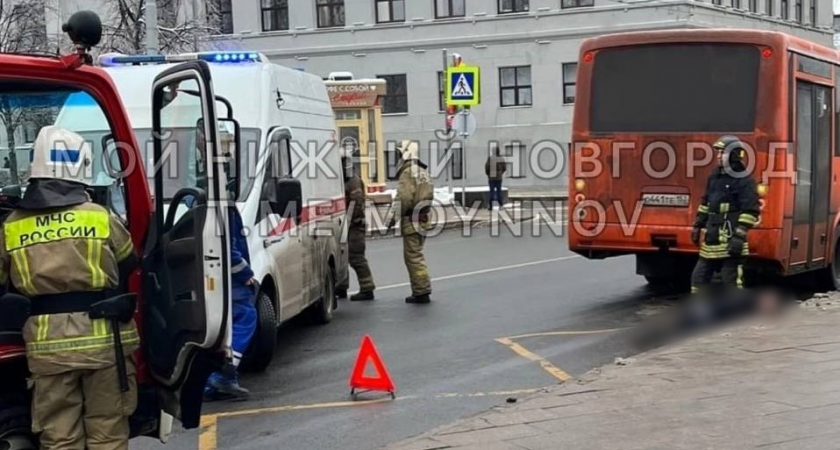 В центре Нижнего Новгорода мужчина выпал из автобуса и потерял сознание