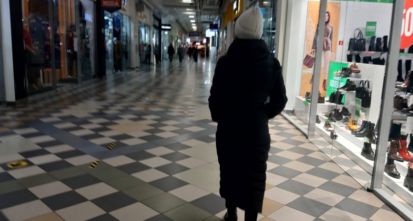 Нижегородка бранилась и угрожала покупателям, гуляя по торговому центру с ножом