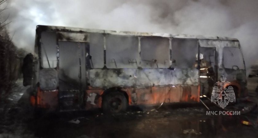 Два нижегородских автобуса сгорели ранним утром