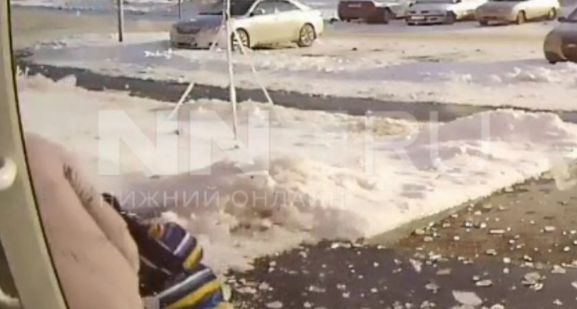 В Нижегородской области ледяная глыба упала с крыши на мальчика
