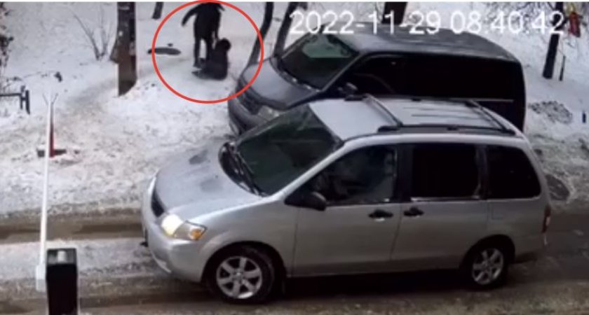 Нижегородский водитель пытался объехать шлагбаум, пока не заметил школьника с камерой