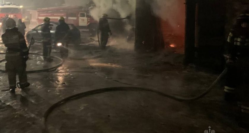 В нижегородском автосервисе ночью сгорели 5 автомобилей