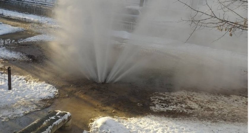 В двух районах Нижнего Новгорода из земли забил "фонтан" горячей воды