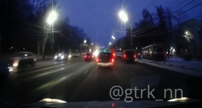 В Нижнем Новгороде в час пик трамвай сошел с рельсов