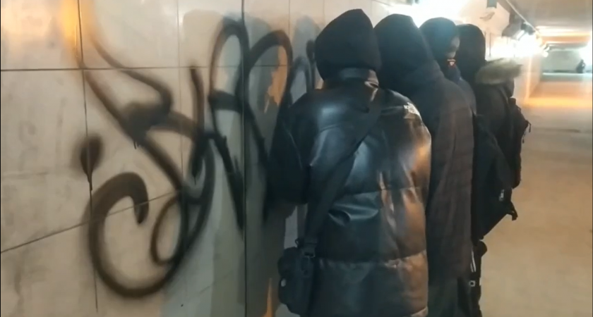 Нижегородских вандалов отправили мыть стены, которые они разрисовали краской