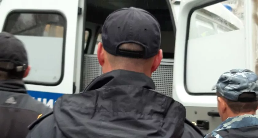 Фото к статье: Девушка испачкала салон такси, а водитель за это повредил руку ее парню