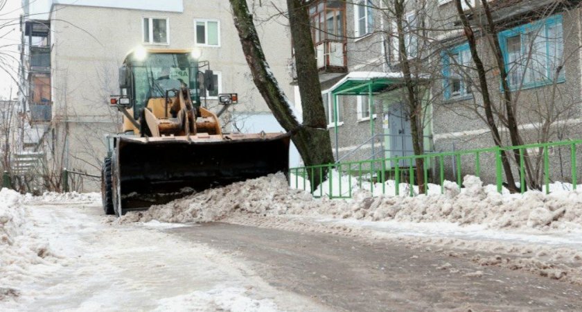 Последствия снегопада в Дзержинске ликвидируют более 30 единиц техники