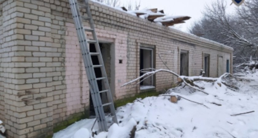 В Нижегородской области мужчина разбирал здание и упал с высоты