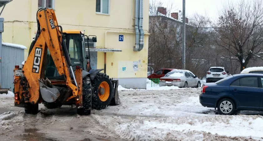 Фото к статье: Мэр Дзержинска проверил дворы на наличие сугробов: "Начали убираться при мне"