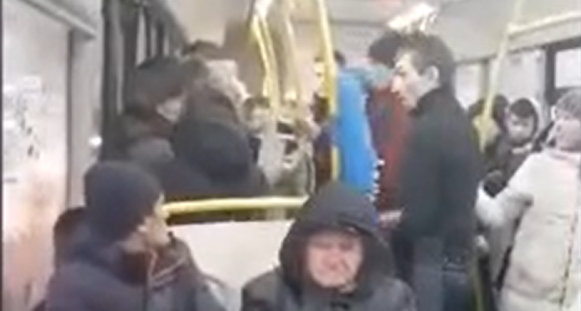 В нижегородском автобусе двое мужчин напали на школьниц