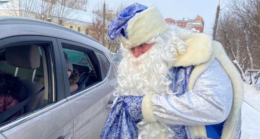 Дед Мороз ГИБДД останавливает водителей на дорогах Нижнего Новгорода