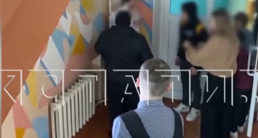 Родители побитого школьника избили его обидчика и пригрозили “пустить по кругу”