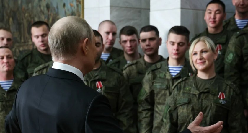 Кто же та девушка, стоявшая за спиной Путина, на новогоднем обращении