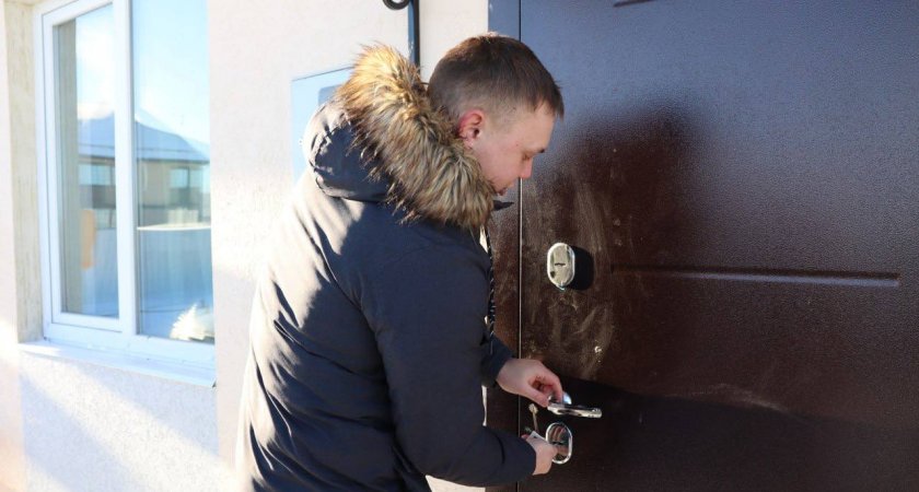 "Пускайте тут корни": детям-сиротам выдали ключи от новых квартир в Нижегородской области