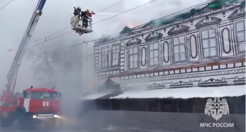 Нижегородский спасатель упал с 4-метровой высоты при тушении старинного дома