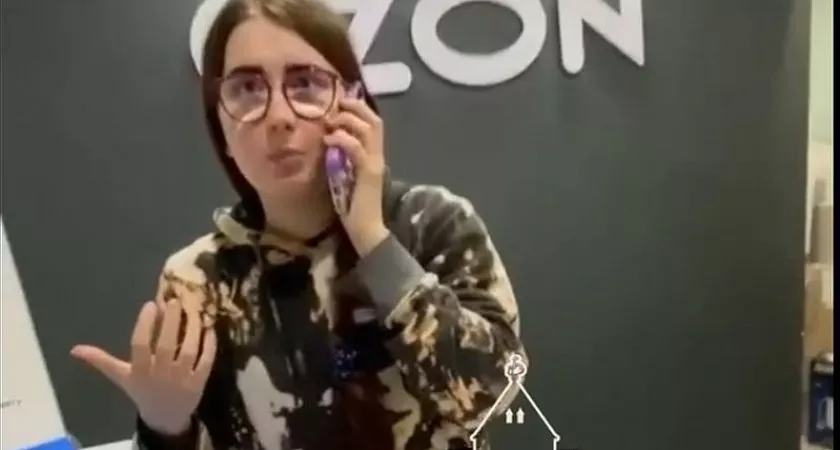 Фото к статье: Нижегородка сняла на камеру сотрудницу Ozon, которая материлась и ударила ребенка