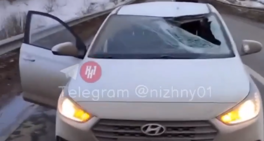 В Павловском районе ледяная глыба обрушилась на легковушку: пострадал водитель