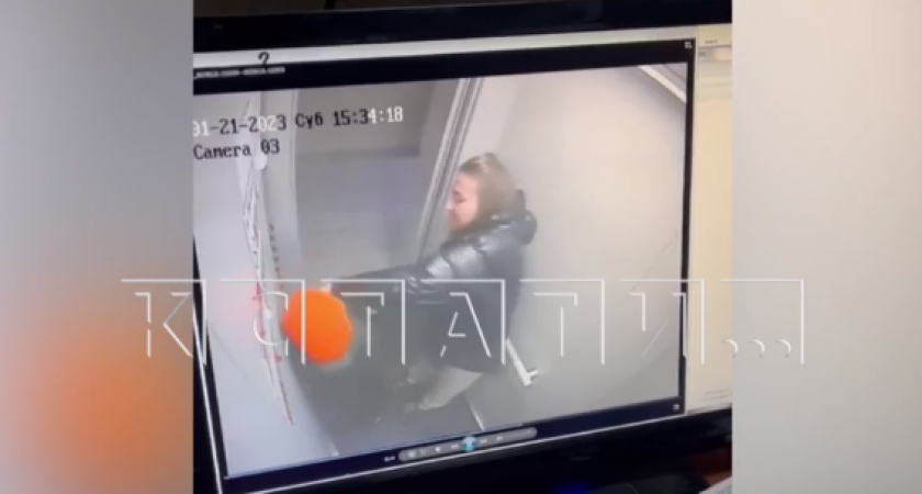 В Нижнем Новгороде женщина набросилась в лифте на ребенка, потому что не хотела ждать