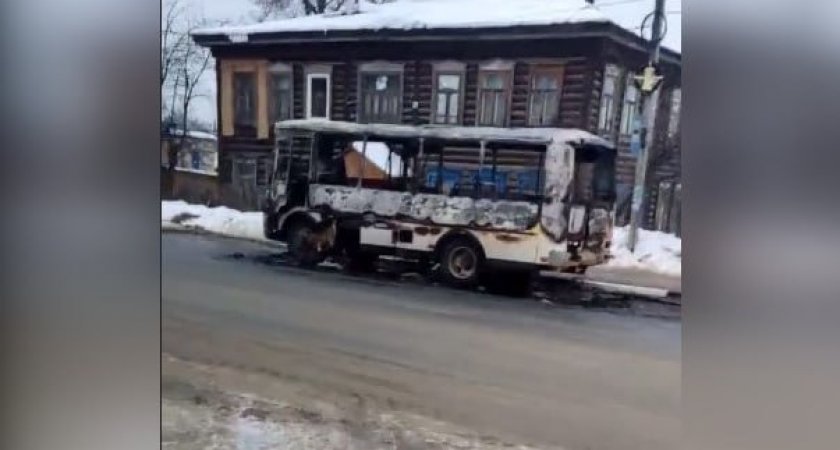В Красных Баках на улице загорелся автобус 