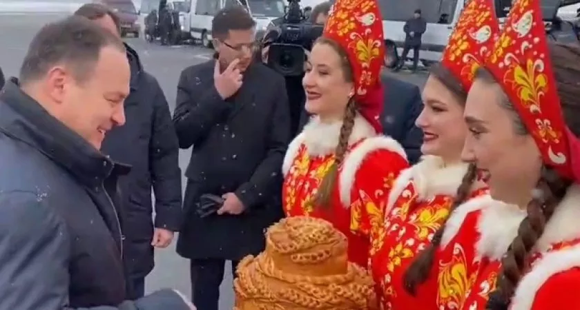 Фото к статье: С хлебом и солью встретили в Нижнем Новгороде премьер-министра Белоруссии
