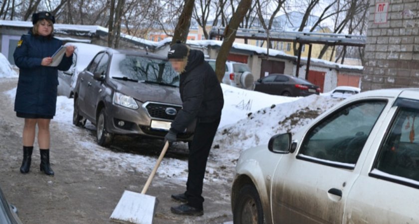 Более 60 неоплаченных штрафов привели жителя Нижегородской области к профессии дворника  