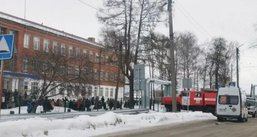 Фото к статье: В Нижегородской области массово эвакуируют школы