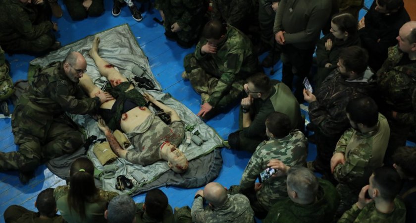 Опытные бойцы СВО обучили студентов в Нижнем Новгороде перевязывать раны на поле боя