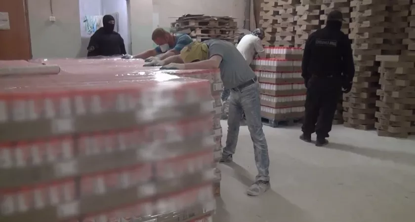 Фото к статье: В Нижегородской области накрыли цех, где подделывали средства для мытья посуды