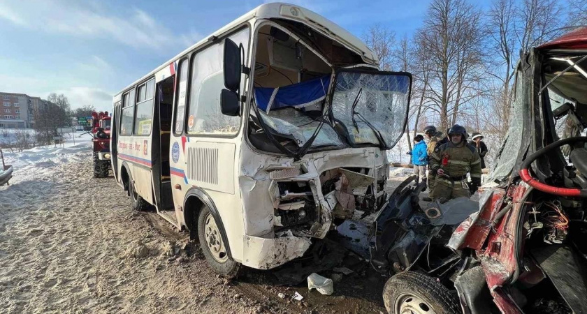 Шесть человек пострадали в ДТП с пассажирским автобусом и грузовиком