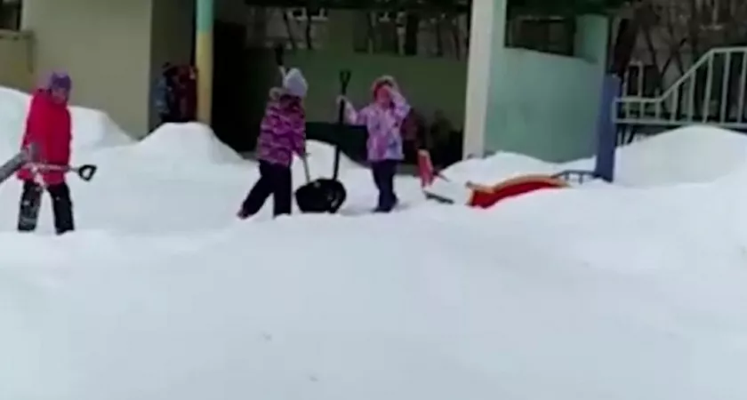 Фото к статье: Отец маленькой девочки возмутился, увидев убирающих снег детсадовцев