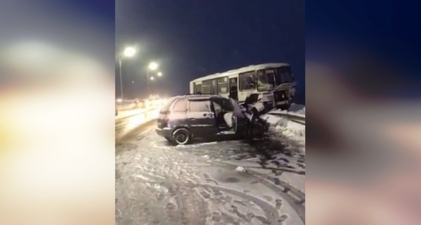 В Кстовском районе автобус протаранил автомобили и повис на ограждении: 10 пострадавших