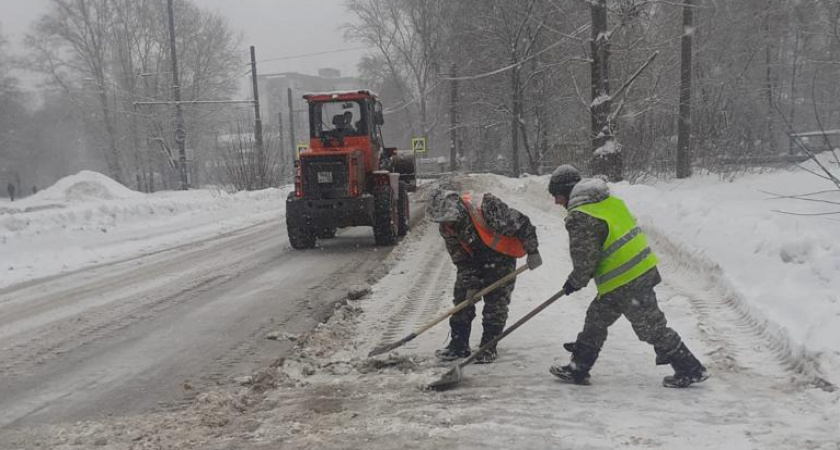 Тысячи дворников и сотни машин чистят улицы от снега в Нижнем Новгороде