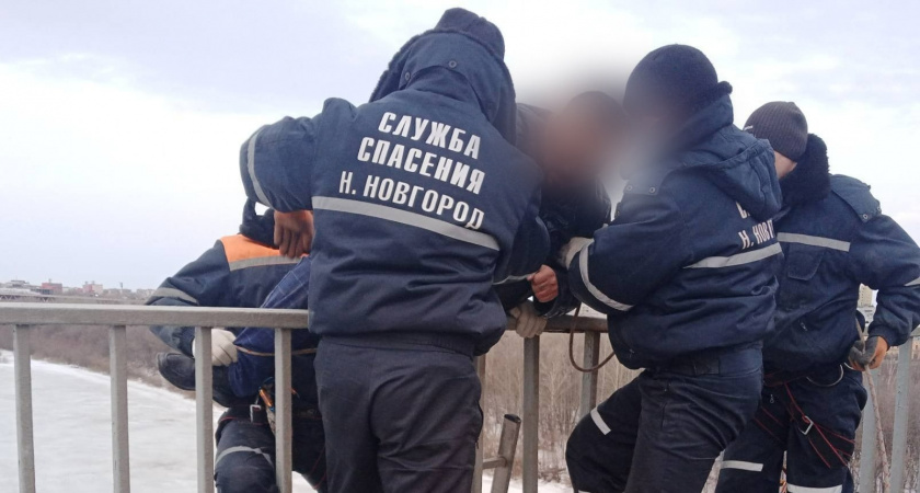 В Нижнем Новгороде мужчину спасли от падения с Канавинского моста
