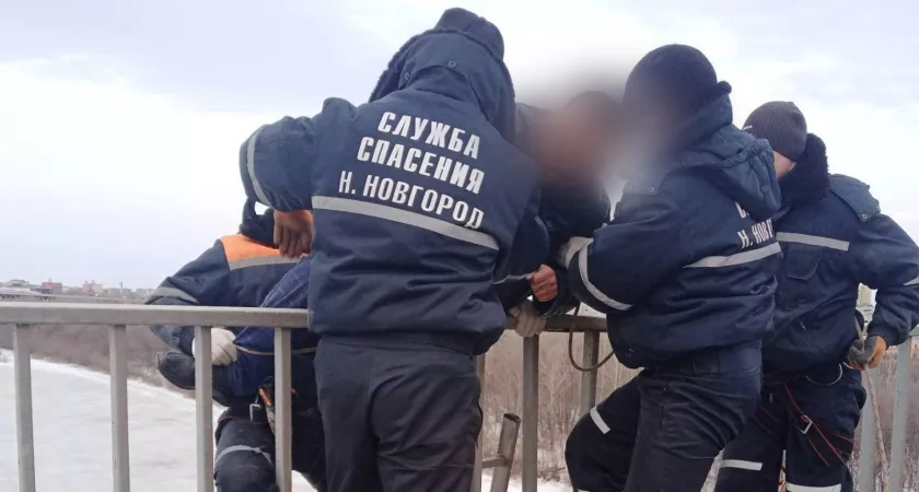 Фото к статье: В Нижнем Новгороде мужчину спасли от падения с Канавинского моста
