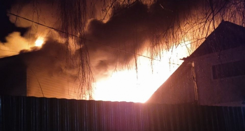 В Нижнем Новгороде вечером сгорели два дома в центре