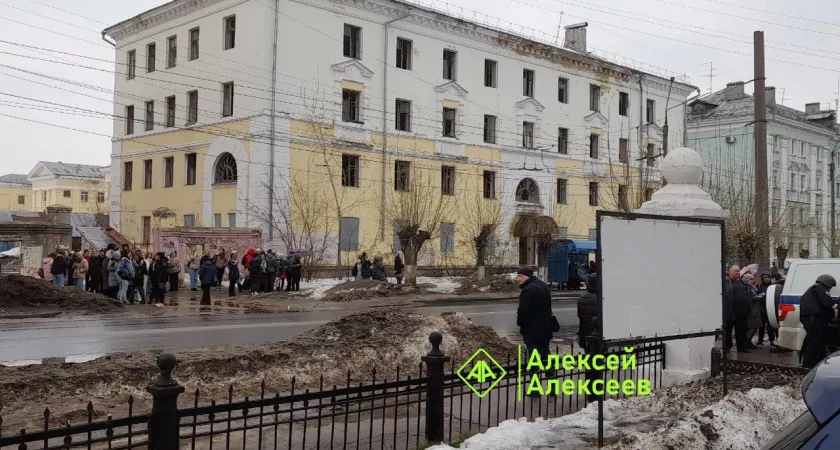 Фото к статье: Студентов нижегородских колледжей срочно вывели на улицу