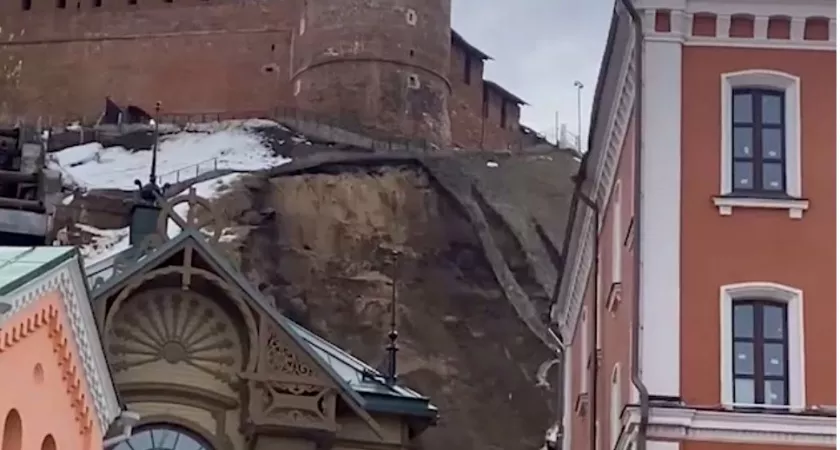 Фото к статье: Появилось видео с оползнем под Нижегородским Кремлем