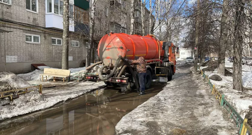 Фото к статье: ДУКи в Нижнем Новгороде начали откачку паводковых вод